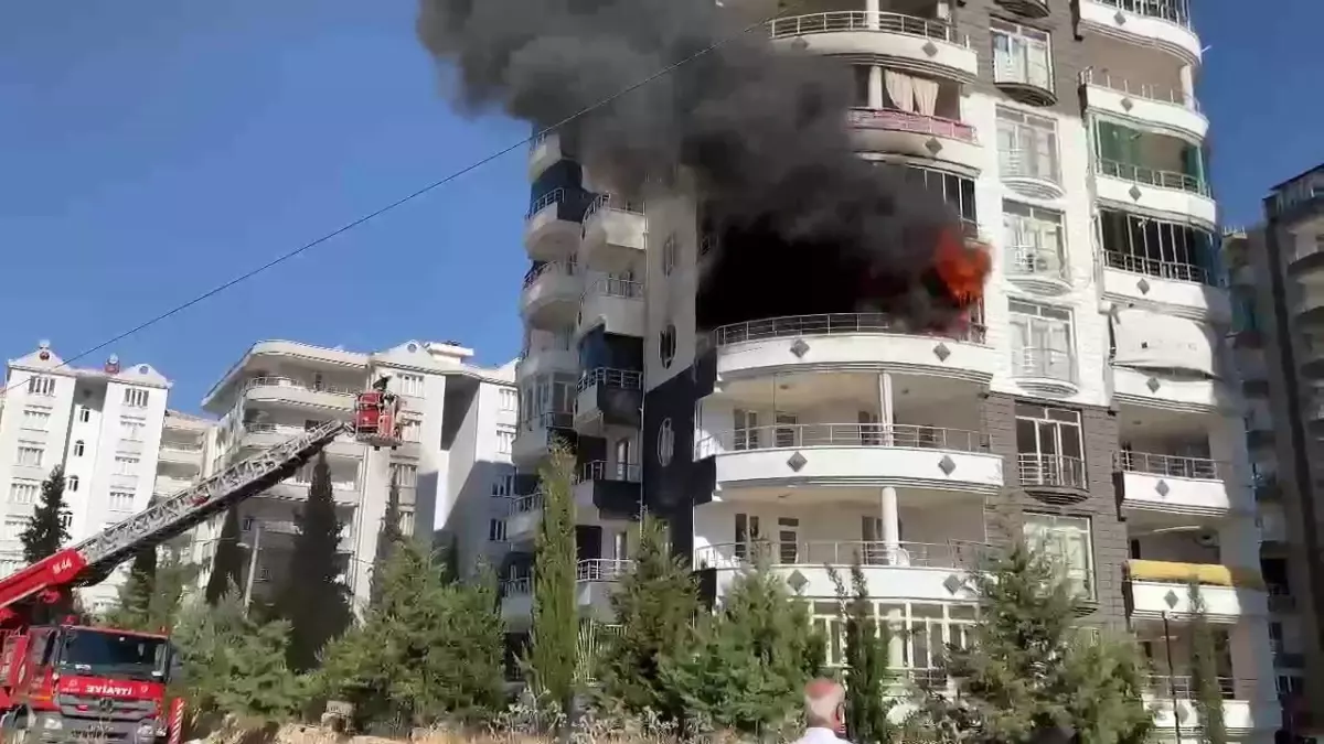 Adıyaman’da 9 Katlı Binada Yangın: 4 Kişi Hastaneye Kaldırıldı