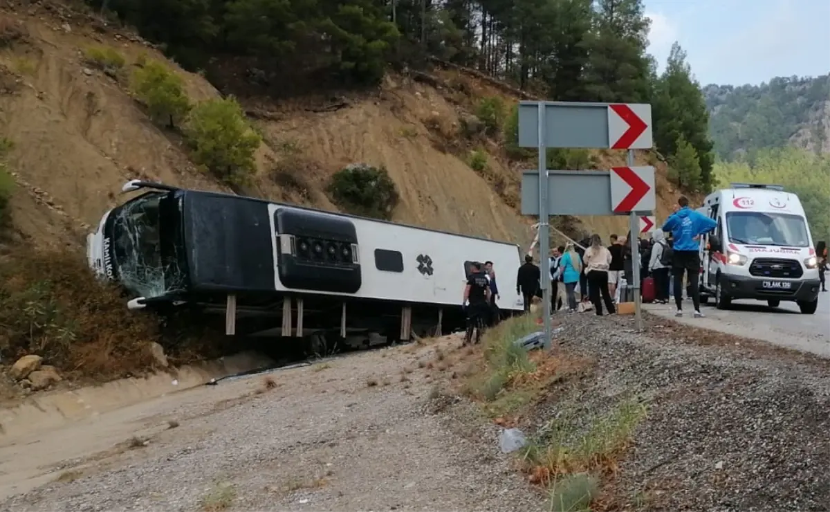 Bucak’ta Otobüs Devrildi, 5 Yaralı