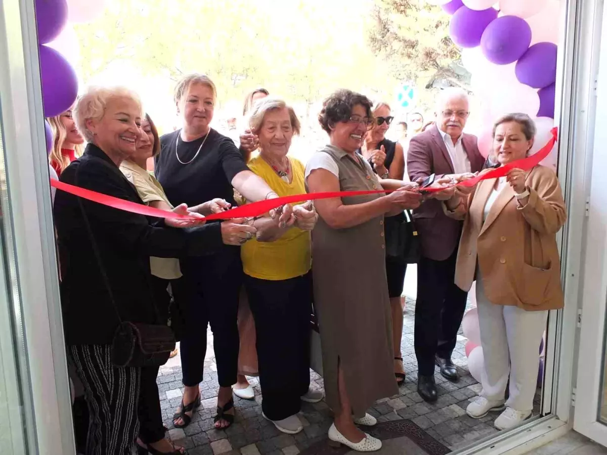 Burhaniye’de Zeytin Kadın Kooperatifi Emek Evi Kafe Açıldı