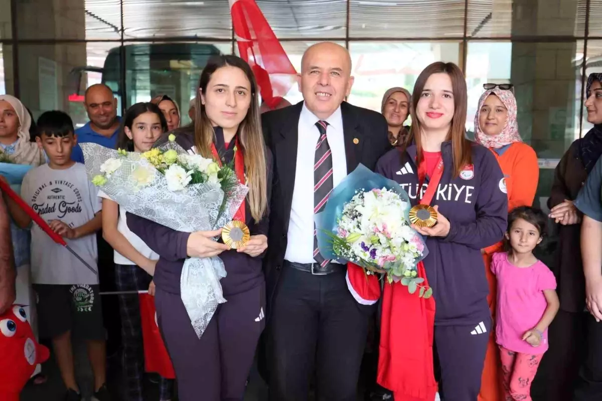 Denizli’nin Altın Kızları Coşkuyla Karşılandı