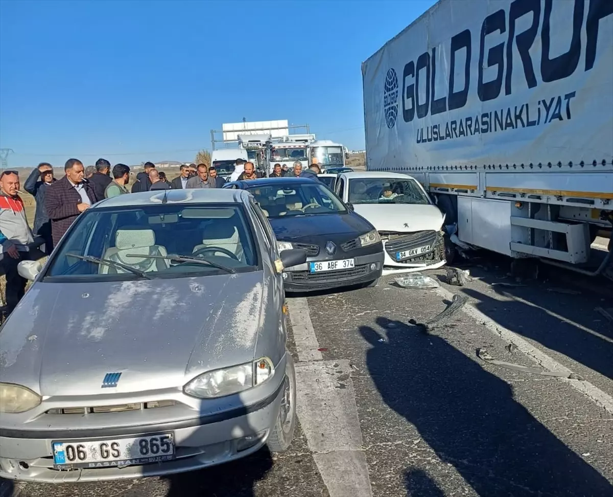 Kars’ta Zincirleme Kaza: 2 Yaralı